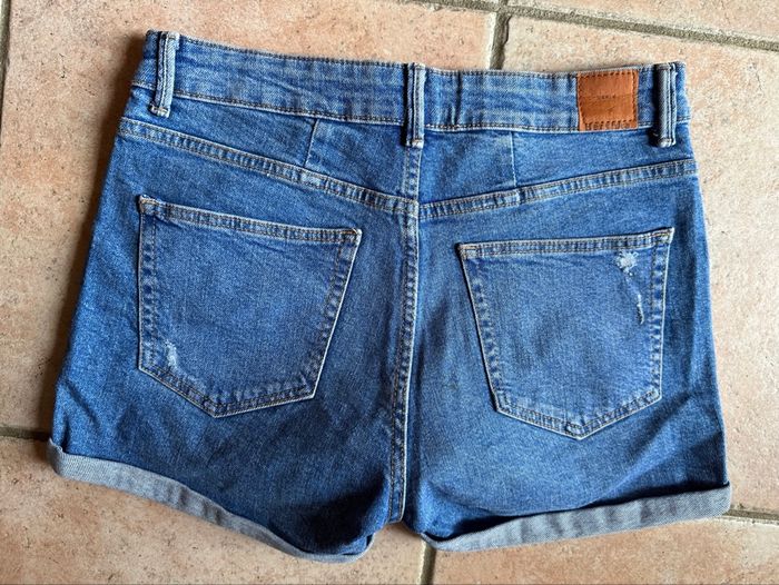 Short jean bleu demin Bershka Taille 38 - photo numéro 2
