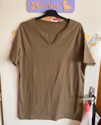 Tee shirt kaki à manches courtes, taille 44.