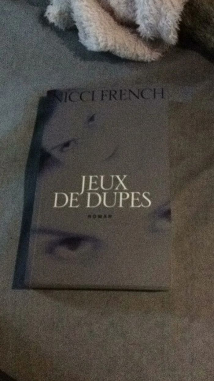 #jeux de dupes Nicci French - photo numéro 2
