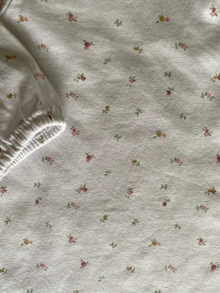 Sous pull blanc col fleur manche longue tissu fleuri bébé fille 18 mois Kiabi - photo numéro 2