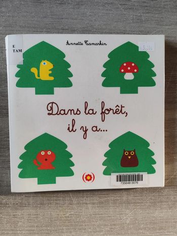 Livre dans la forêt il y a