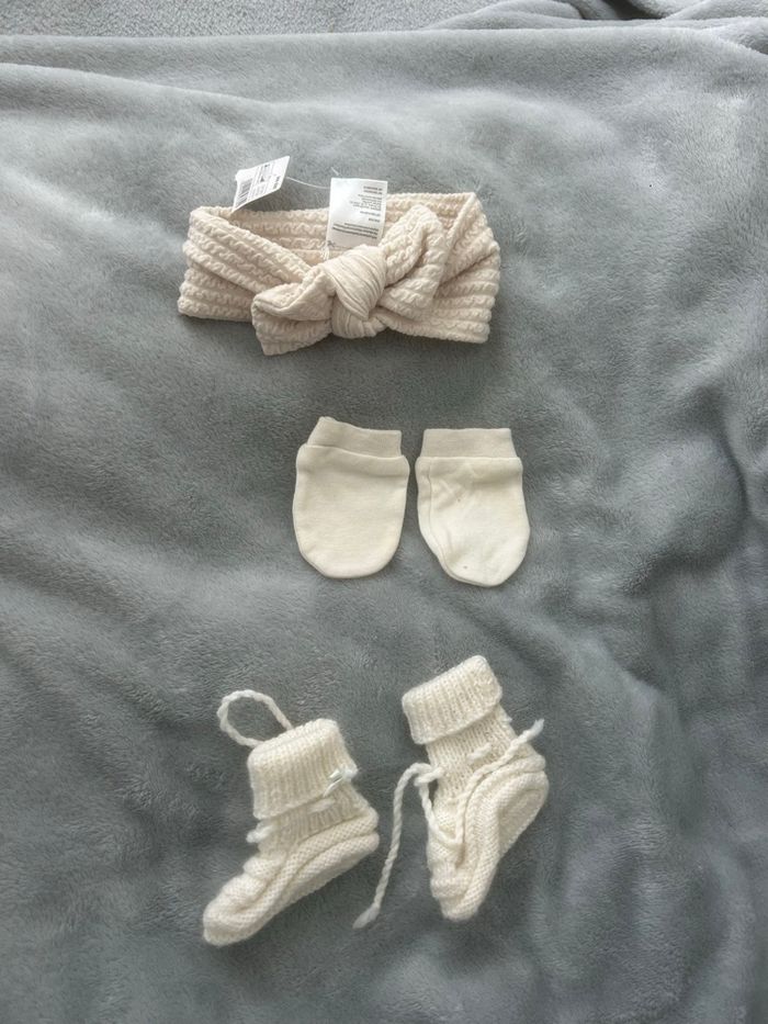 Ensemble naissance bandeau / gants / chaussons neuf