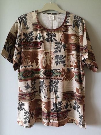 Tee-shirt femme coloré. Taille 46 /48. Neuf sans étiquette. Vintage.