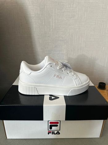 Baskets fila blanches vernies 28