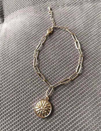 Bracelet avec médaillon couleur dorée