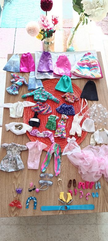 Gros lot d' accessoires et vêtements barbie 💖