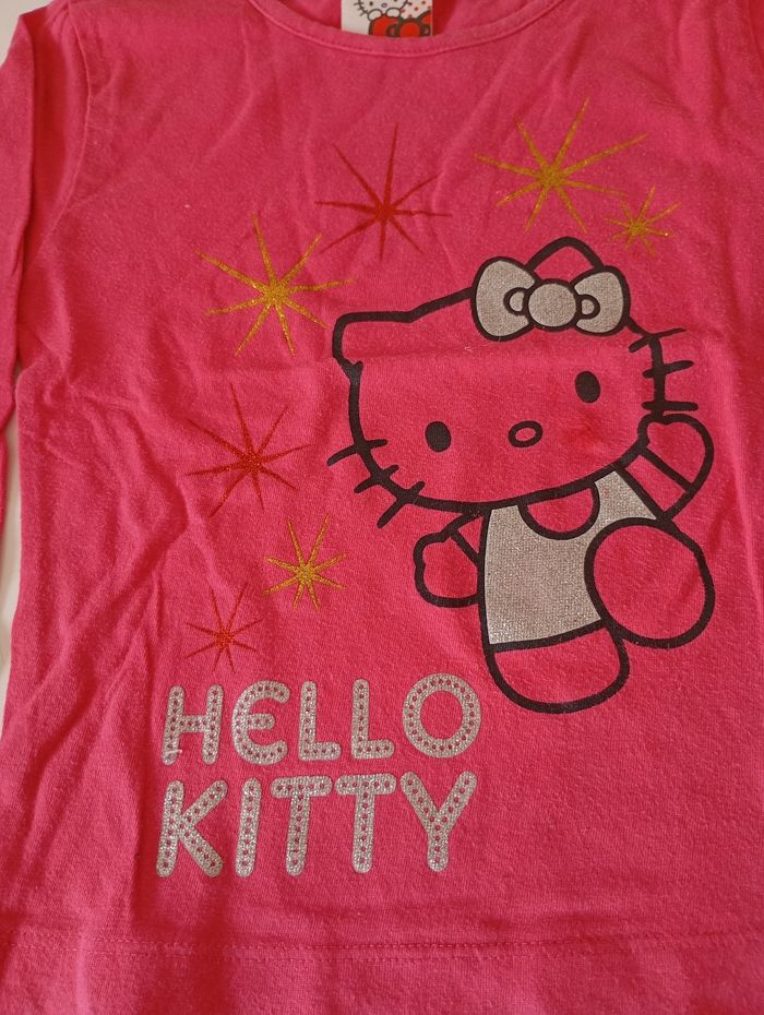 Tee-shirt manches longues.3 ans . Coton rose fushia ,motifs pailletés argent et or .Hello Kitty. Très bon état. - photo numéro 5