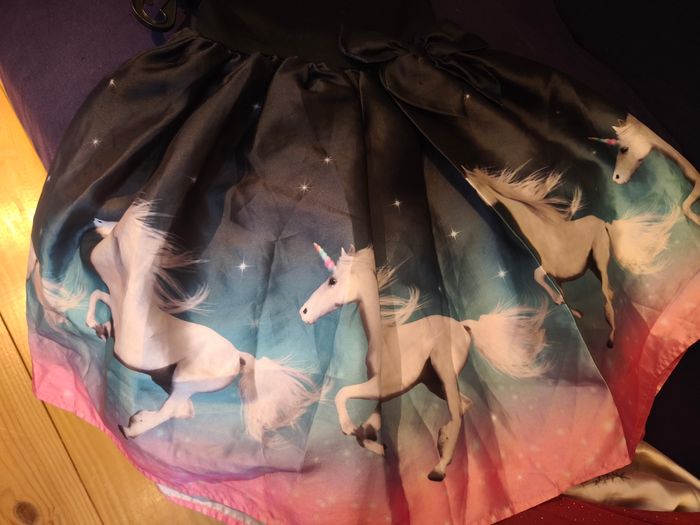 Robe noir et rose pour fillette H&M avec licornes taille 8-10 ans parfaite pour les fêtes de fin d'année - photo numéro 3