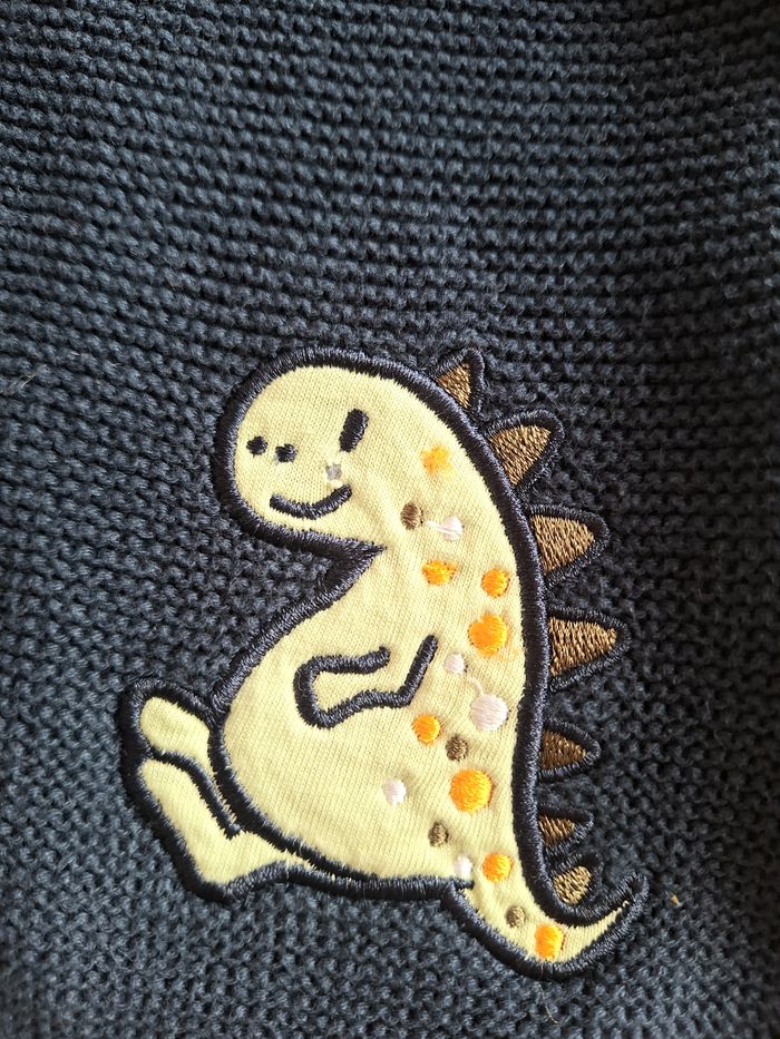 Gilet en maille bleu avec capuche et broderie dinosaure taille1.5/2ans - photo numéro 4