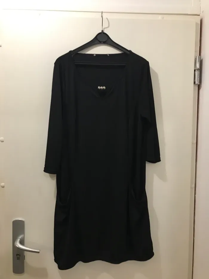 Robe noire col rond demie manches jusqu’au genoux T.U