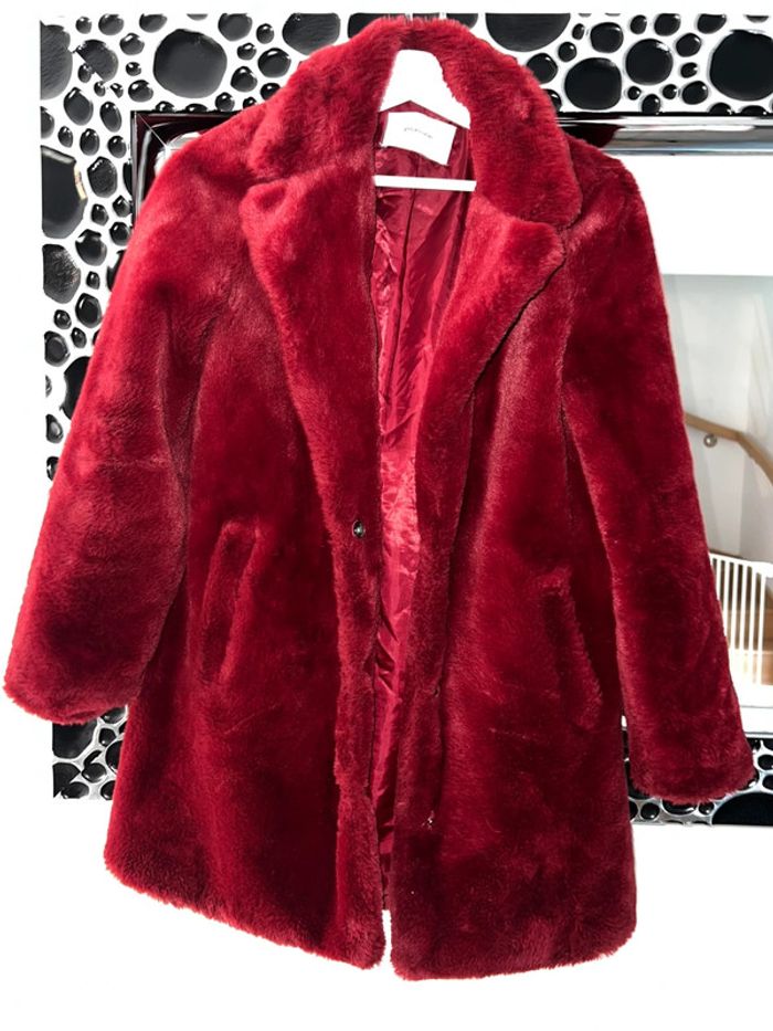 Manteaux fausse fourrure rouge stradivarius 36🌸
