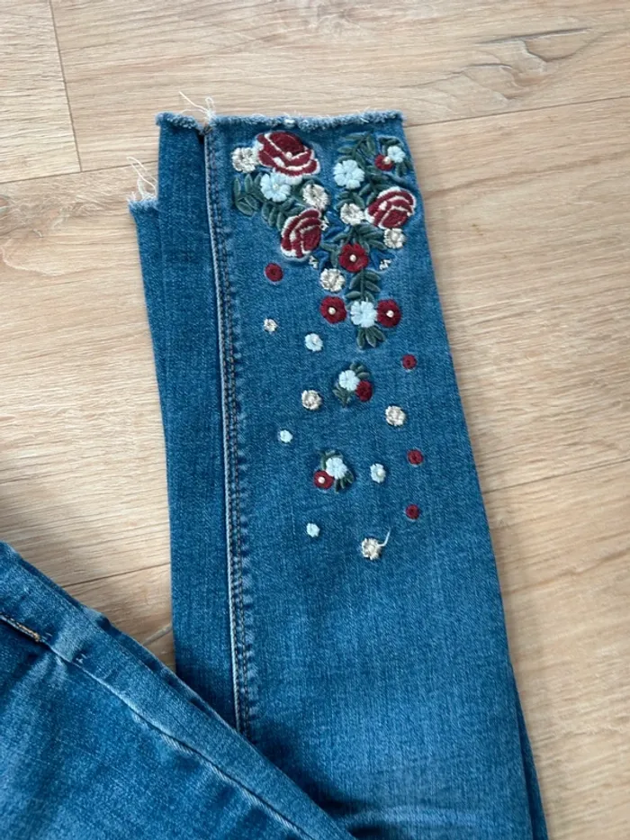 Pantalon jean skinny broderies fleurs - photo numéro 2