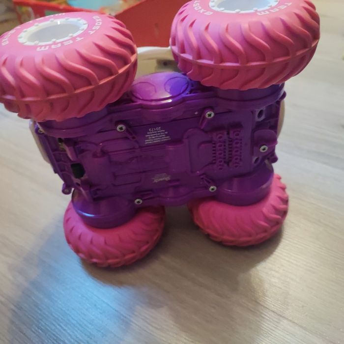 Voiture télécommandée amphibie rose exost moon 
Roule sur la terre, la neige et l’eau Enfin une voiture amphibie 100% fille. Avec style, défie tous les terrains : roule sur la terre, la neige & l’eau ! Ses gommes de protections anti-chocs sur sa coque - photo numéro 2