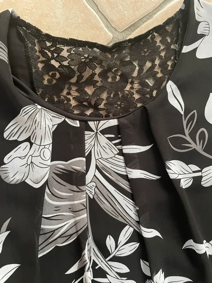 Magnifique robe d’été toute doublée en 44/46 dos en dentelle noire excellent état