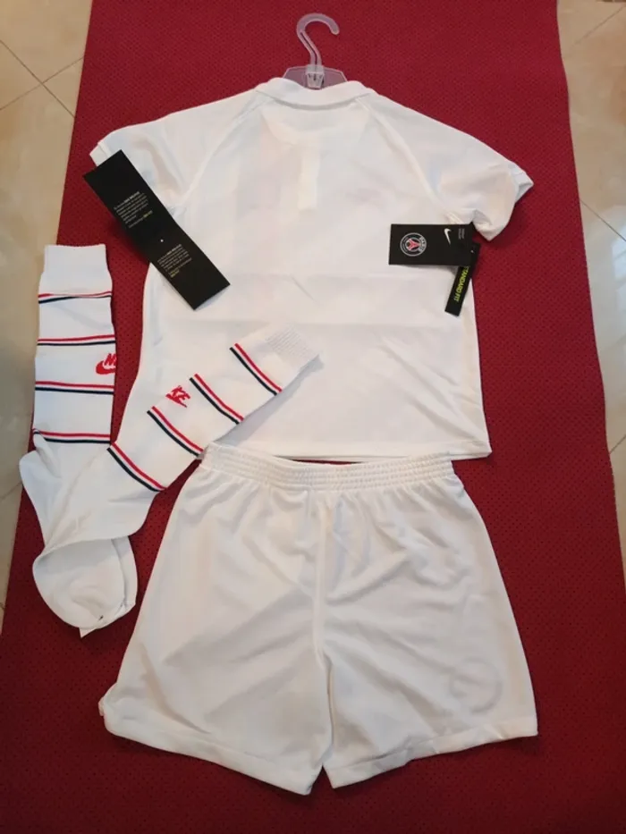 Tenue de foot PSG, Nike Authentique Officiel taille enfant 5/6 ans, Neuf - photo numéro 11