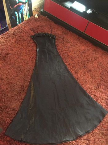Robe de soirée noir satiné ornée de roses