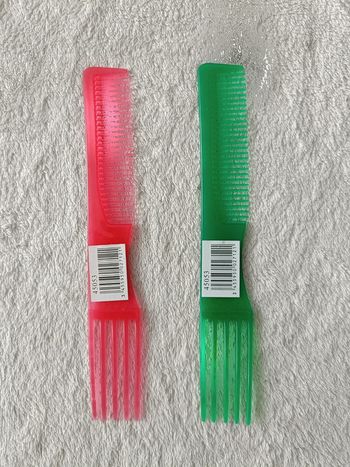 2 peignes (rose et vert)