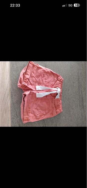 Vends short fille en très bon état, taille trois ans