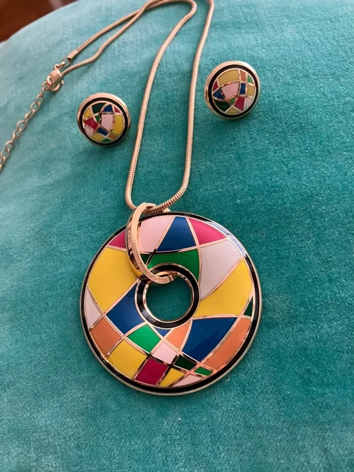 Parure collier pendentif doré en émail colorée avec boucles d’oreilles assortie