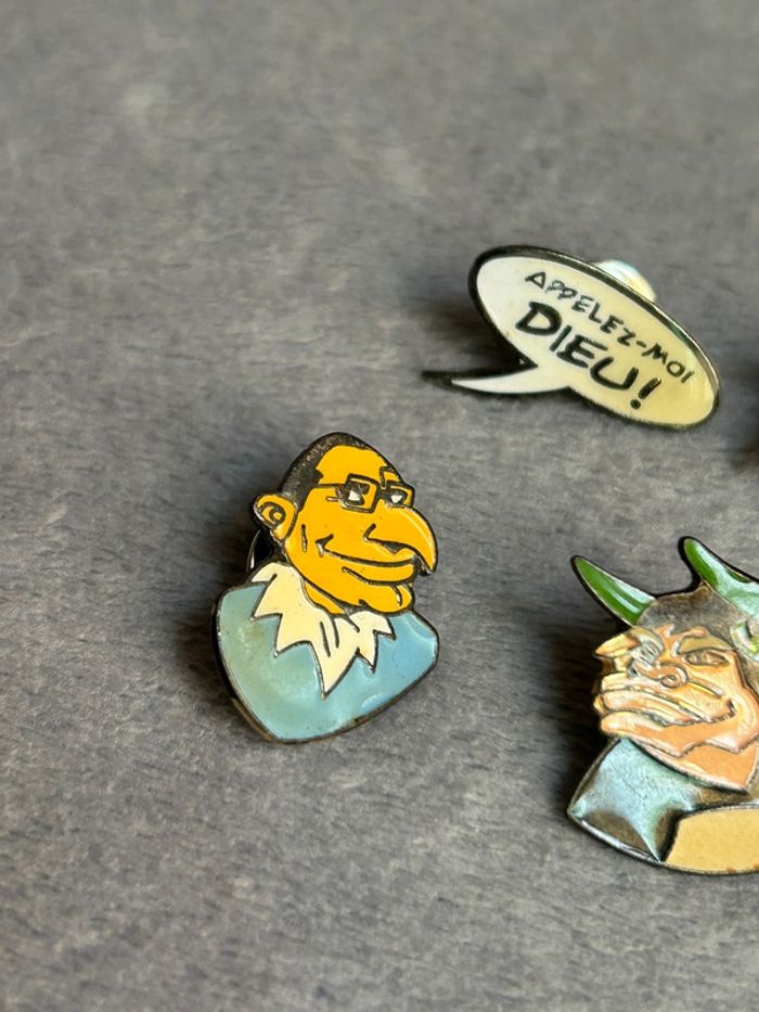Lot de 4 ancien pin’s bébête show appelez moi dieu, Bernard tapis, jack Lang , Jacques Chirac - photo numéro 2