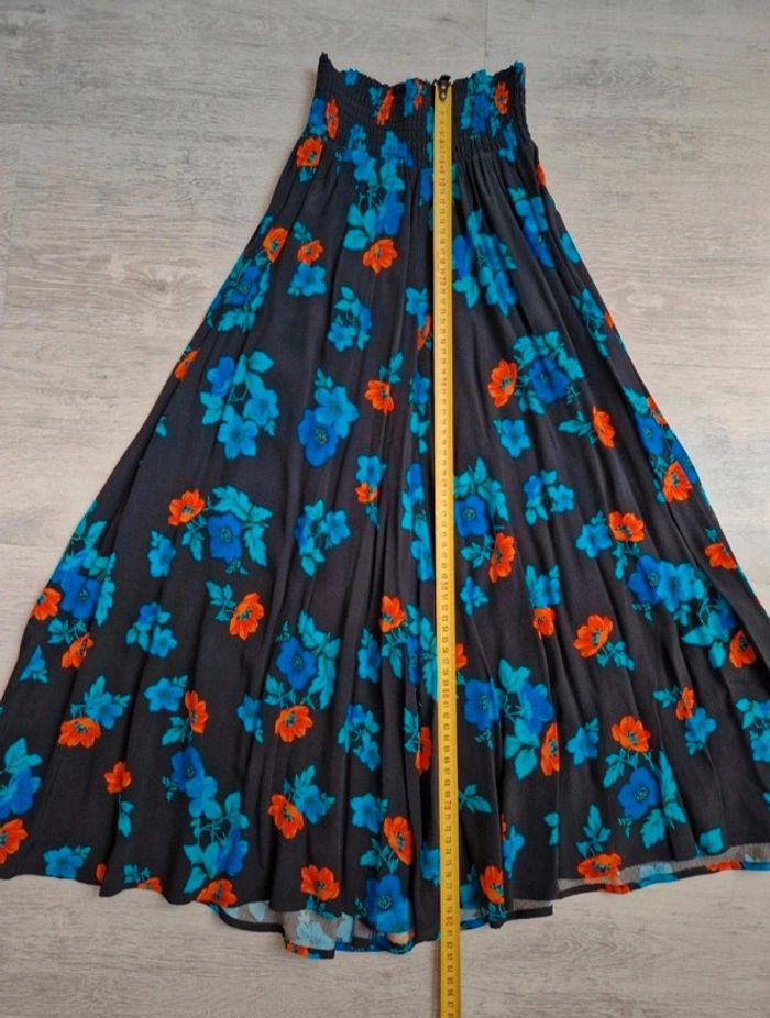 Jupe longue Maje Jipita taille 1 : XS ou petit S
Fond noir avec fleurs bleues et rouges - photo numéro 4