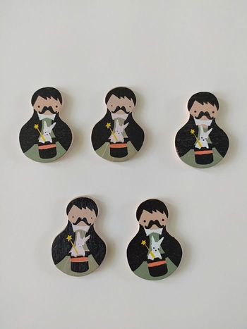 5 magiciens en bois peint