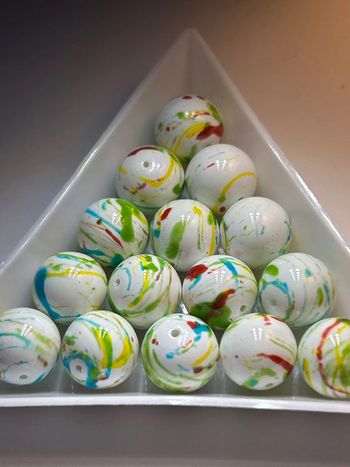 A390, 15 perles verre 10mm, blanches et dripping multicolore