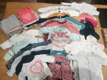 Lots 62 articles taille 1 mois fille