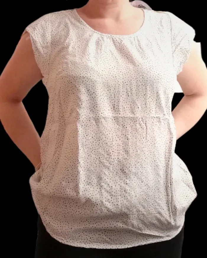 Super joli haut blanc à pois très léger en très bon état taille 40