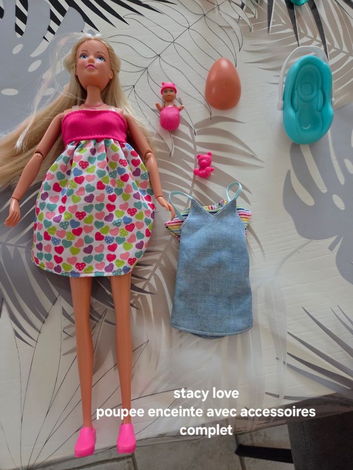 Poupée Steffi Love enceinte et accessoires