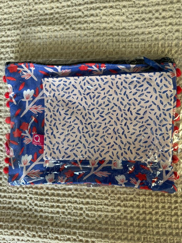 2 trousses + bouillotte Initiatives - photo numéro 3