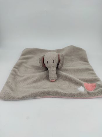Doudou Plat Elephant gris coeur Babylove