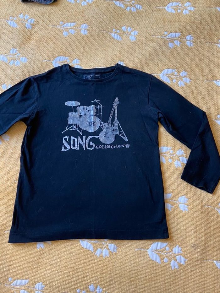 TEE shirt noir Cfk application argentée manches longues, col rond, taille 8 ans neuf