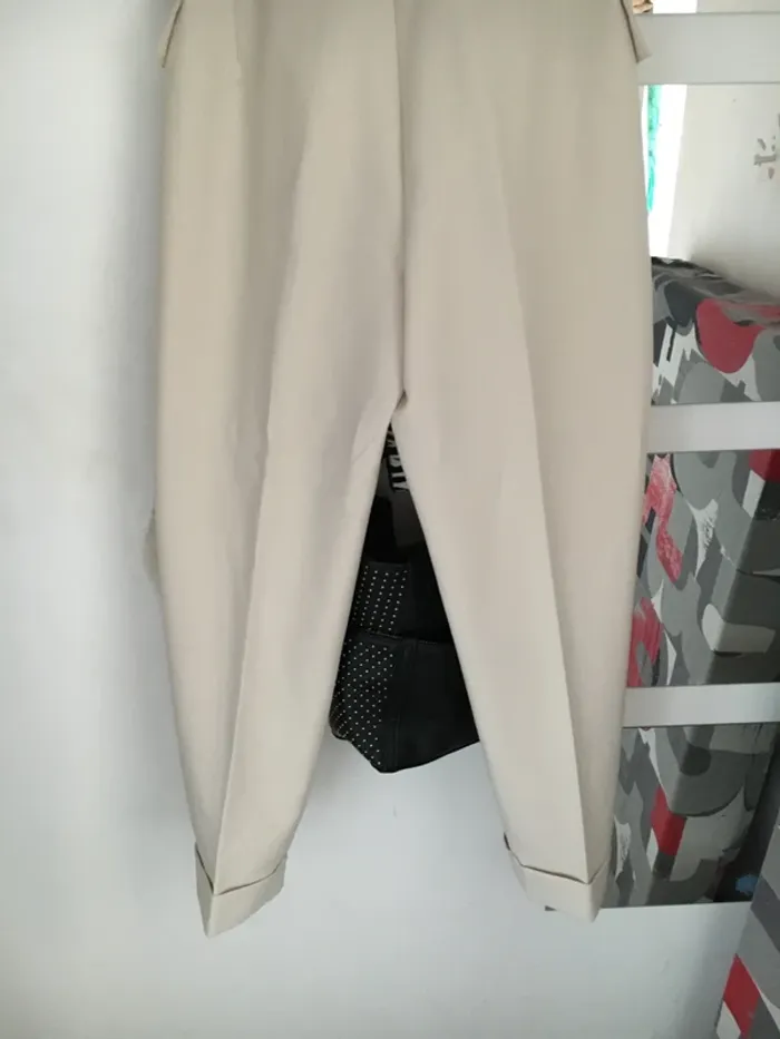 Tres beau pantalon beige classique .cintré à la taille - photo numéro 4