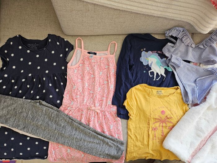 Lot 8 vêtements fille 6/7 ans