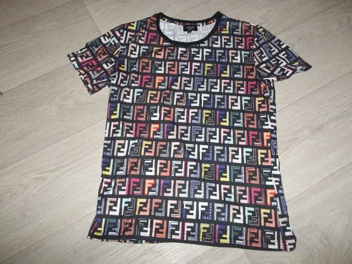Tee shirt FENDI multicolore taille M TBE