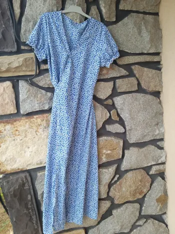 Robe longue femme bleue et blanche