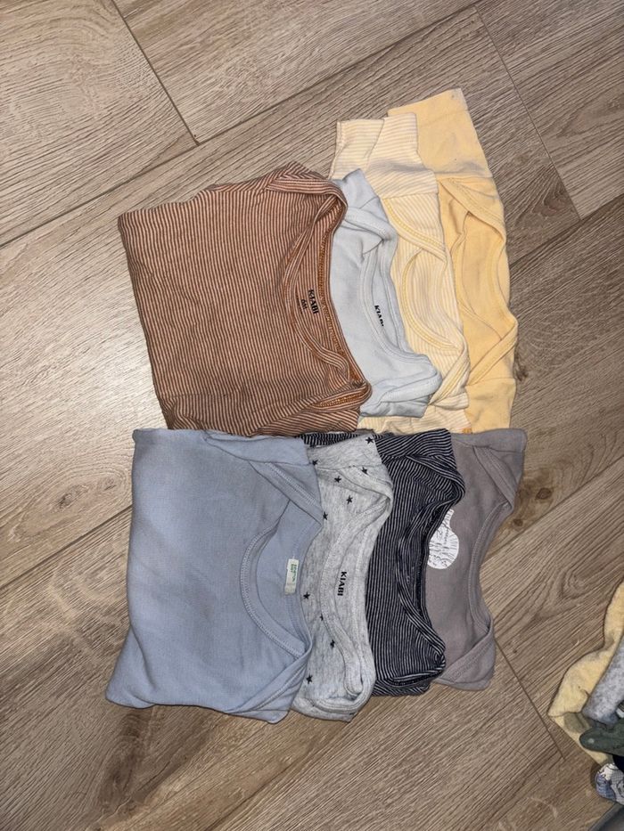 Lot bodies 6 mois - photo numéro 1