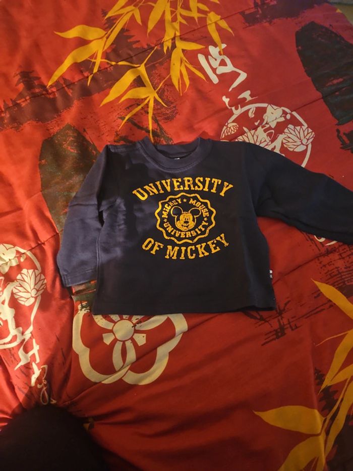 pull Mickey. taille 3ans