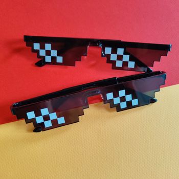 Lot de 2 paires de lunettes de soleil pixellisées - Excellent état 🌟 - Envoi rapide 🚚💨