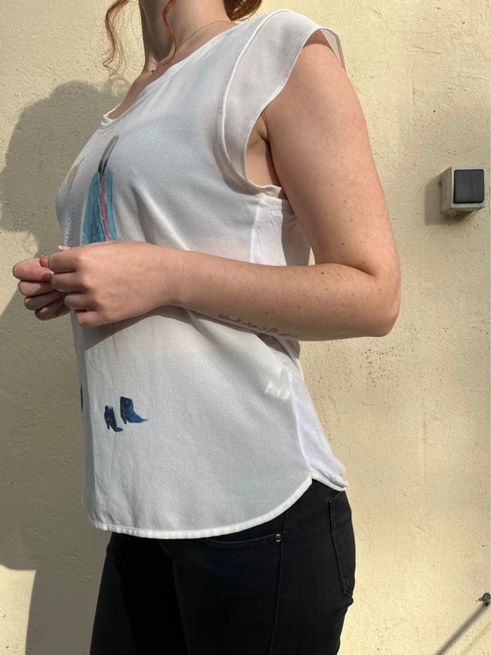 T-shirt fluide et cintré blanc asymétrique avec motif 2 femmes - photo numéro 8