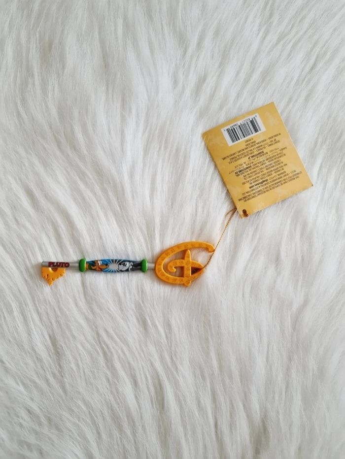 clef de collection les 90 ans de Pluto avec une nouvelle - photo numéro 2