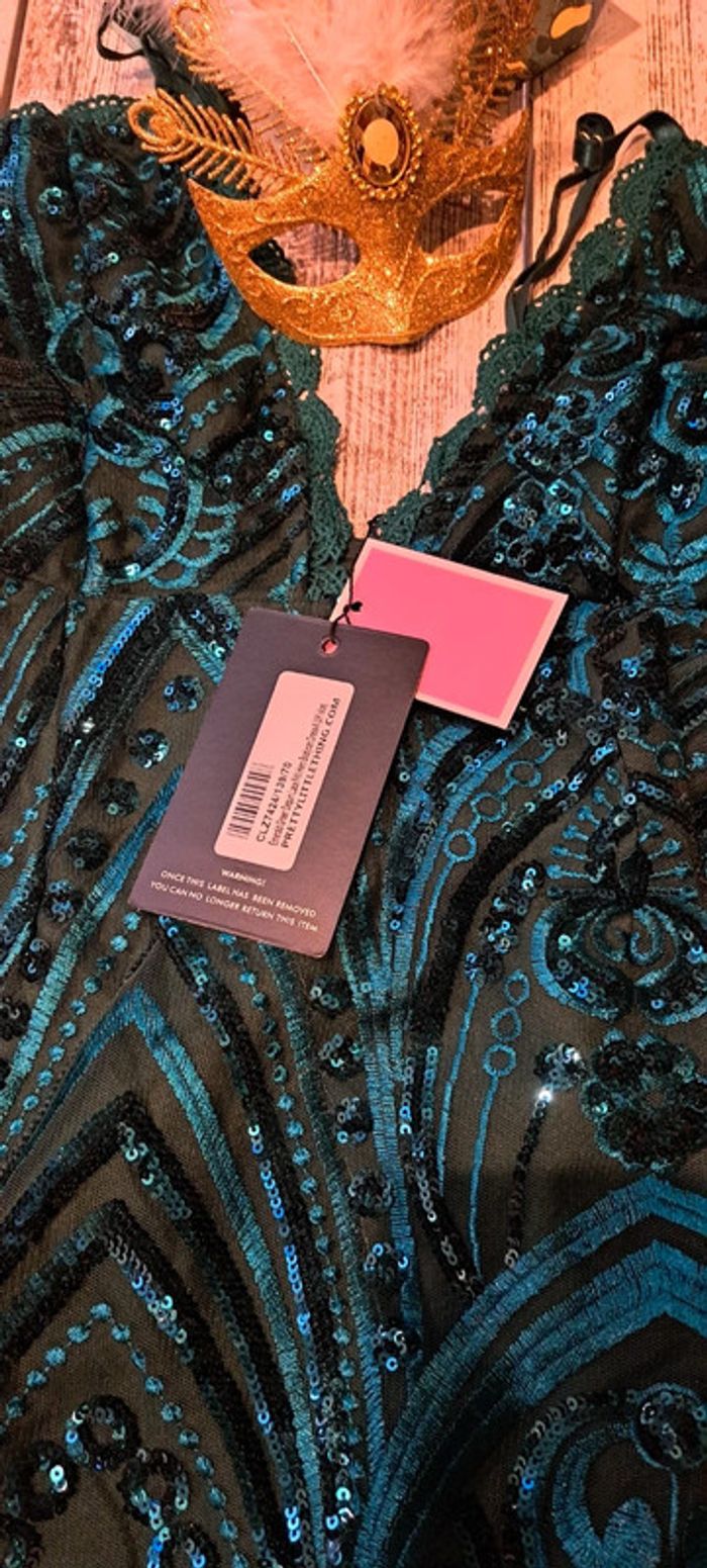 Robe moulante vert émeraude à sequins et ourlet dentelle volanté - photo numéro 8