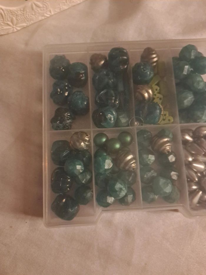 Boîte de perles vertes - photo numéro 2