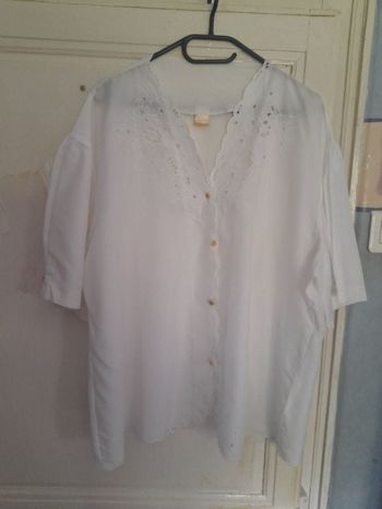 Chemisier blanc brodé, taille 56