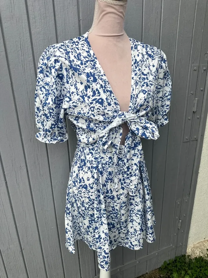 Robe d’été légère manches courtes bleu banche fleuri décolleté devant ouvert noeud M/38 - photo numéro 2