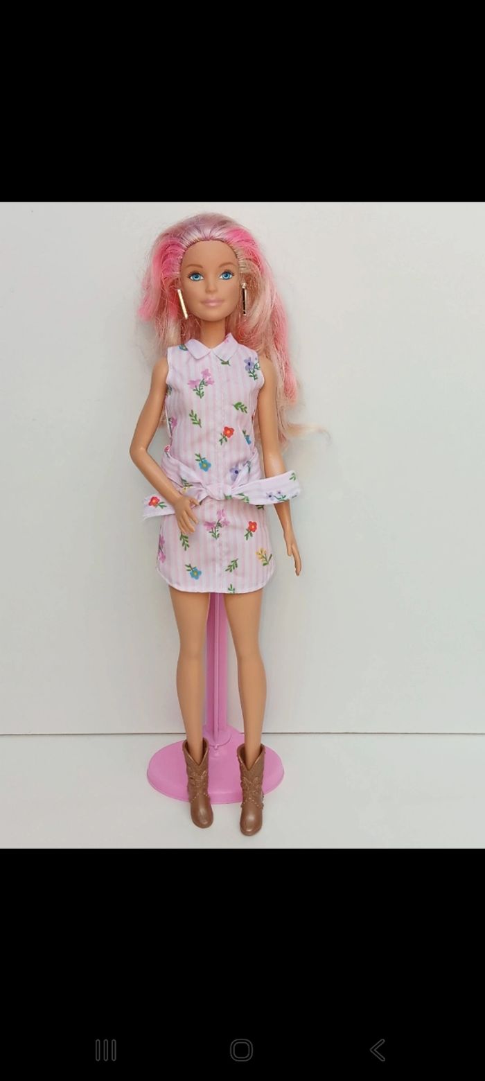 Poupée mattel Barbie Fashionistas 119 
Poupée et ensemble compris