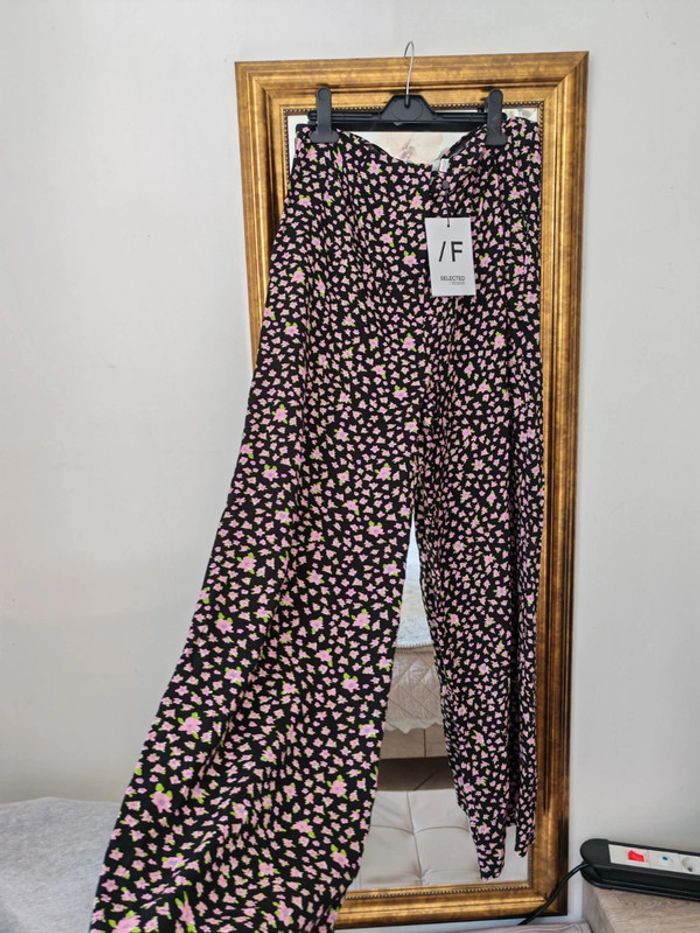 Pantalon fleurie neuf - photo numéro 2