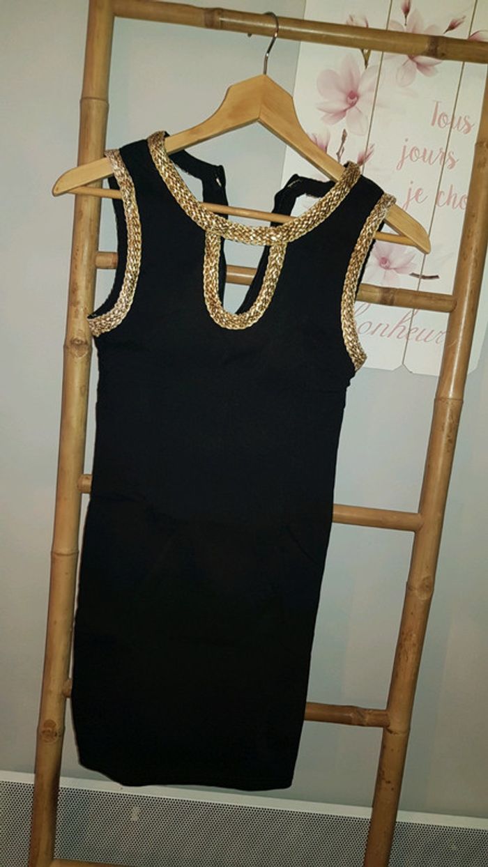 Robe noire a dorure