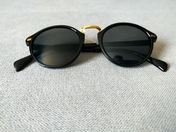 Lunettes de soleil rondes noires & doré – Neuves